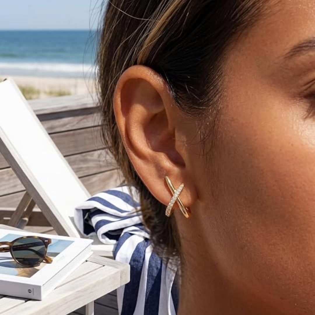 Elenia – Eleganter Ohrstecker in gekreuzter X-Form mit funkelndem Zirkonia-Besatz