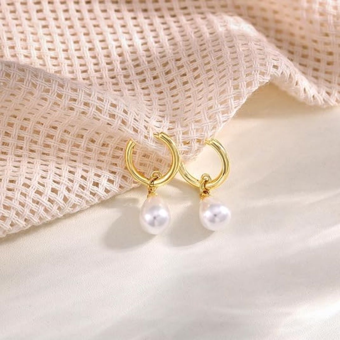 Mirella – Elegante Creolen in Gold mit tropfenförmigen Perlenanhängern