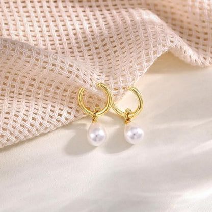 Mirella – Elegante Creolen in Gold mit tropfenförmigen Perlenanhängern