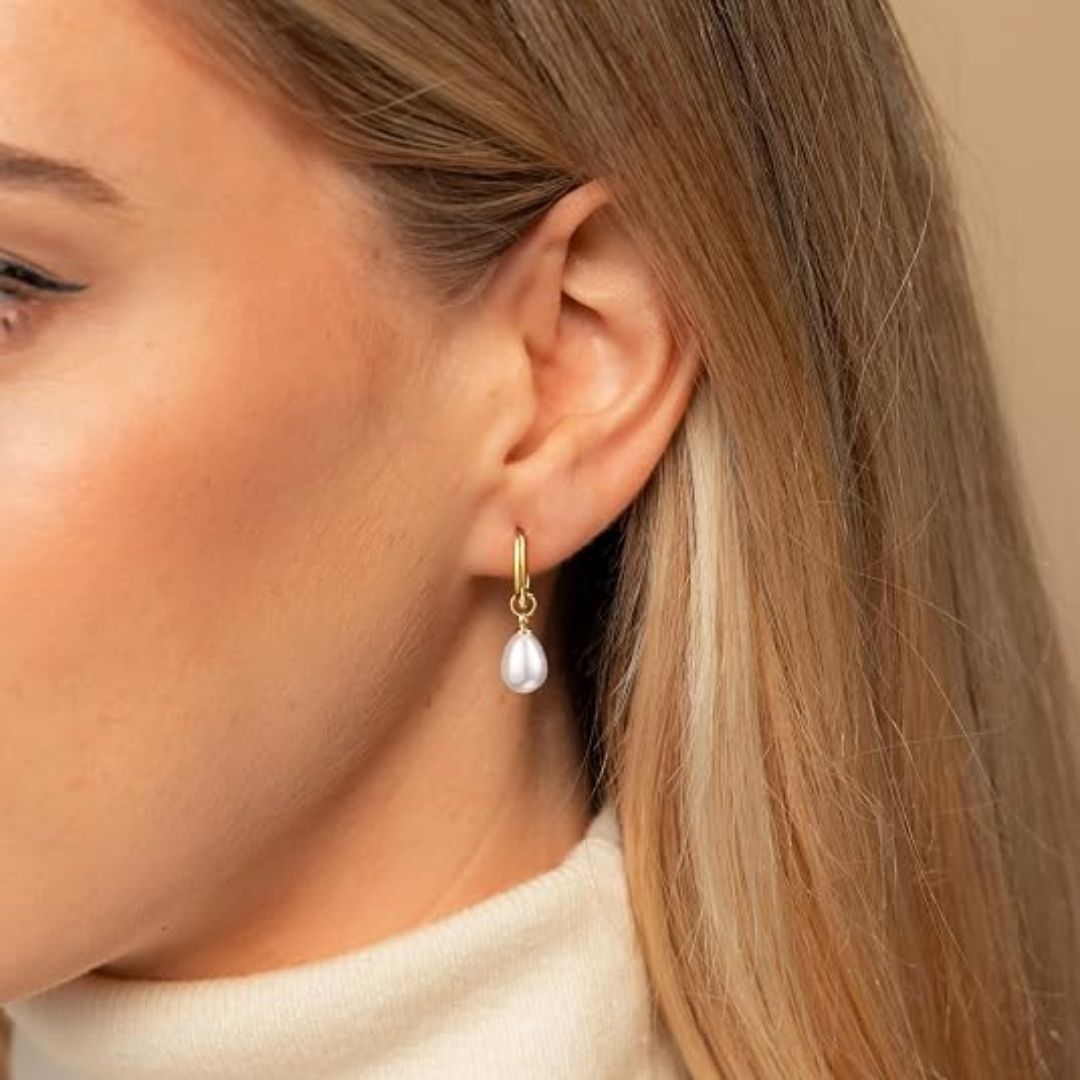 Mirella – Elegante Creolen in Gold mit tropfenförmigen Perlenanhängern