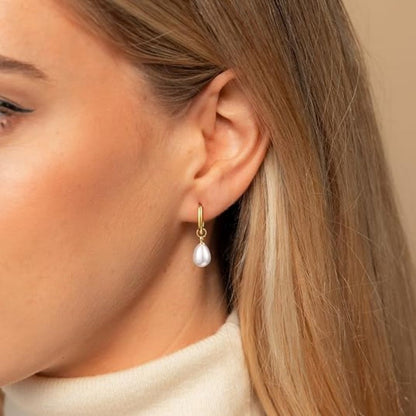Mirella – Elegante Creolen in Gold mit tropfenförmigen Perlenanhängern