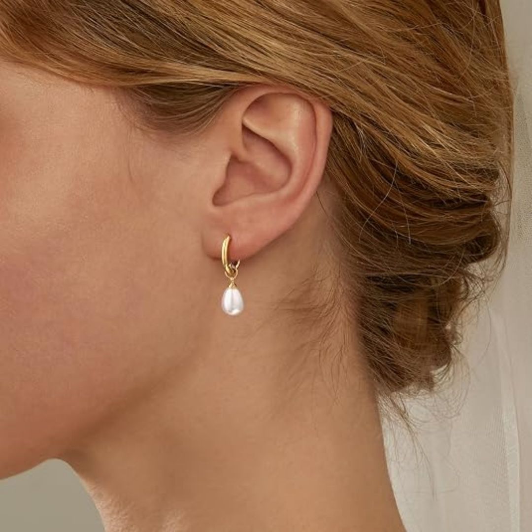 Mirella – Elegante Creolen in Gold mit tropfenförmigen Perlenanhängern